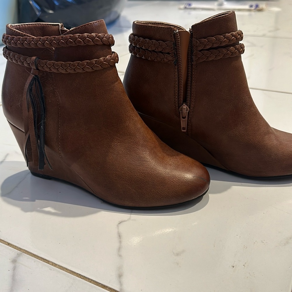 Wedged boots